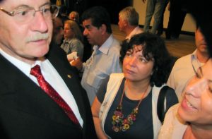 Governador Pessuti recebe carta de Sueli Coutinho e Elza Campos